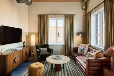 Image de Stay Near River Street + Pool, Bike, Dining & Gym