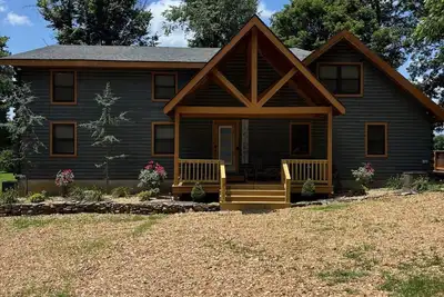 Image de Charming and spacious 7-bedroom cabin with many accomodations on Current River.