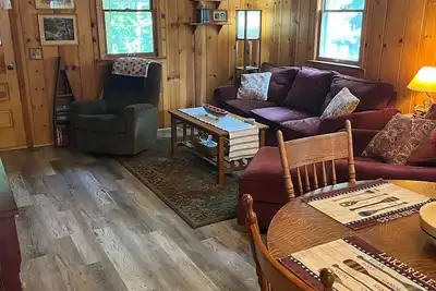 Image de Charming Cozy 3-bedroom Canary Cottage overlooking Fife Lake with lake access.