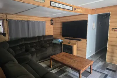 Image de Cozy river cabin with hot tub, great fishing, and peaceful nature views.