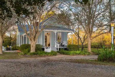 Image de Autumn Cottage: Sunlit Private Cottage in Cajun Country with Lake Views & Porch