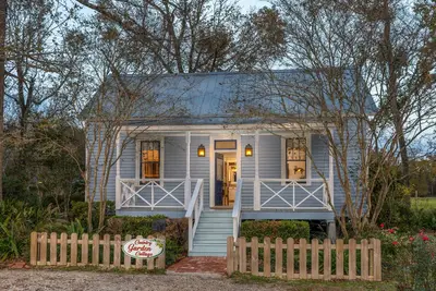 Image de Country Garden Cottage: Charming Private Cottage in Cajun Country with Lake Views & Jetted Tub