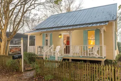 Image de Prairie Haven: Spacious Private Cottage in Cajun Country with 2 Bedrooms, Jetted Tub, and Garden Views