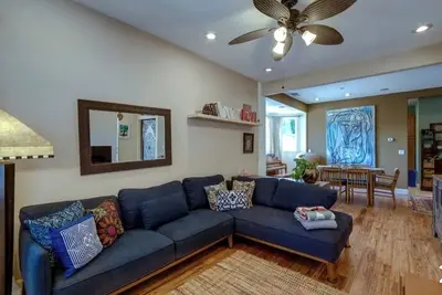 Image de Stylish, Eclectic two bedroom Retreat Near Downtown & hospital