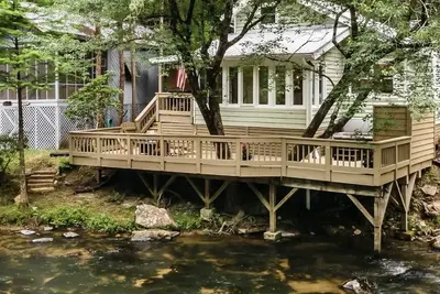 Image de River front, hot tub, outdoor shower, bunk room!