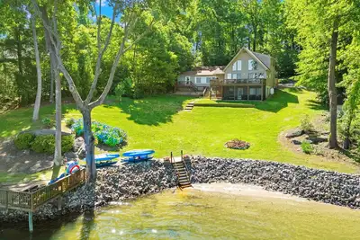 Image de New! Lakefront Retreat w/ Kayaks + Firepit + Views