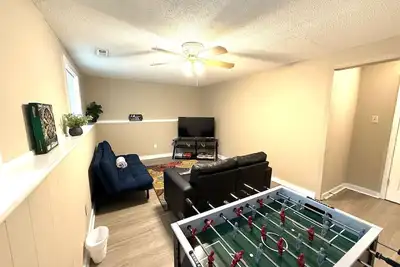 Image de Game Room in Uptown | 3br Sleeps 7 | Pet-Friendly