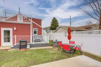 Image de 1 Block to Beach: Home w/ Hot Tub in Port Clinton!