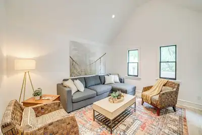Image de 1 Mi to Dtwn Grand Rapids: Chic Condo w/ Balcony!