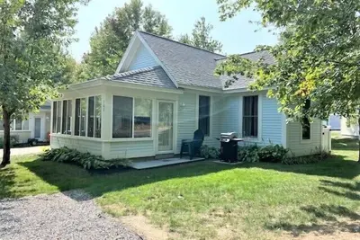 Fully furnished cottage, minutes from the beach.