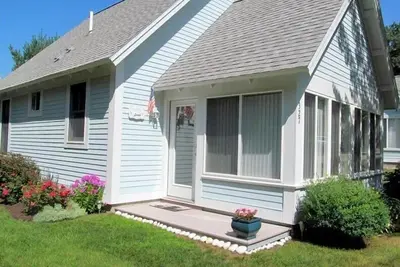 Fully furnished cottage, minutes from the beach.