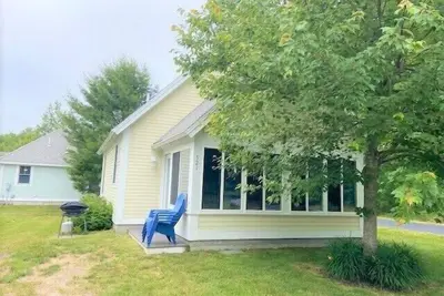 Fully furnished cottage, minutes from the beach.