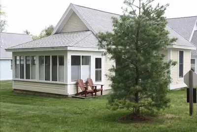 Fully furnished cottage, minutes from the beach.
