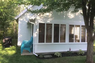 Fully furnished cottage, minutes from the beach.