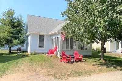 Fully furnished cottage, minutes from the beach.