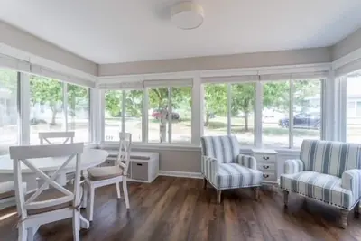Fully furnished cottage, minutes from the beach.