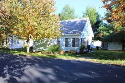 Fully furnished cottage, minutes from the beach.