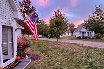 Fully furnished cottage, minutes from the beach.