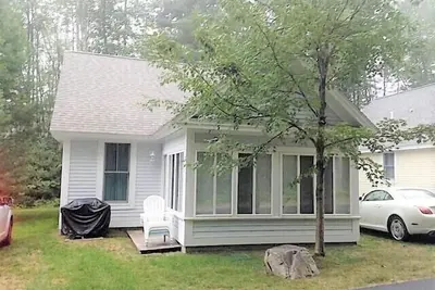 Fully furnished cottage, minutes from the beach.