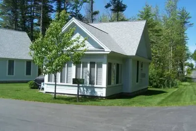 Fully furnished cottage, minutes from the beach.