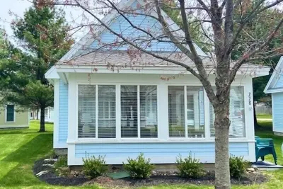 Fully furnished cottage, minutes from the beach.