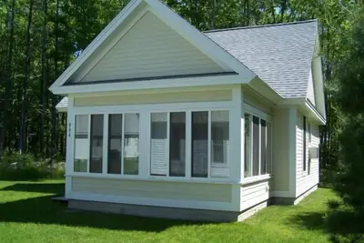 Fully furnished cottage, minutes from the beach.
