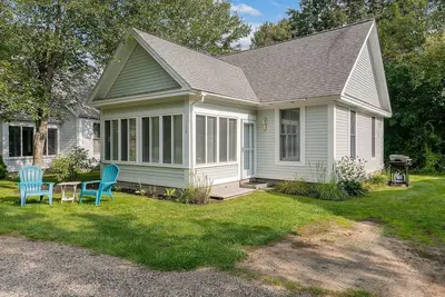 Fully furnished cottage, minutes from the beach.