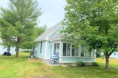 Fully furnished cottage, minutes from the beach.