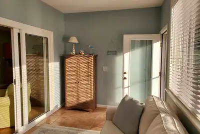 Fully furnished cottage, minutes from the beach.