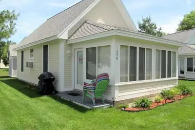 Fully furnished cottage, minutes from the beach.