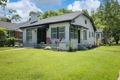 Image de Charming 3 Bedroom Home: Only 10 mins to Airport, stadium, and downtown Atlanta.