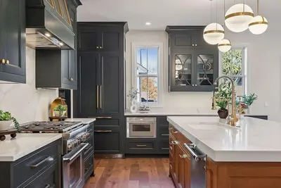 Image de Brand New! ! Luxury 5br House in Heart of Charming Downtown Wayzata