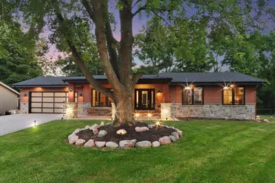 Image de Newly renovated, hot tub, fire table, open concept, walk to lake+town, sleeps 14