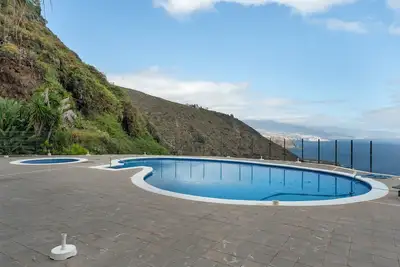 Image de Studio 'The Blue Lighthouse' avec vue sur mer, piscine partagée et Wi-Fi