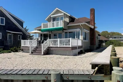 Image de Relax and unwind at this 3-bedroom bayfront house in charming Mattituck.