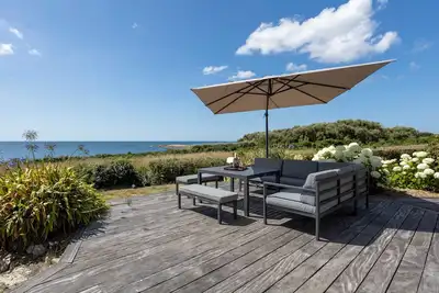 Image de Large contemporary villa, right on the water. . .