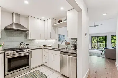 Image de Rivercourt Condo D2: 1 br+ loft, gas fireplace, a/c, decks, river view, walkable Village location!
