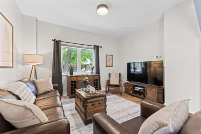 Image de Spacious 3br | Steps to Canal | King Bed | Parking | Family & Dog Friendly