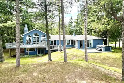Image de Spacious beachfront home, un-paralleled location, 5 bedroom, 3 bath & game room