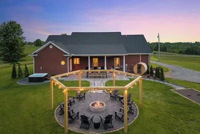 Image de The Ridgemont Reserve-Lux Retreat-100\"Tv-Pool Table-Hot Tub-Sauna-Games