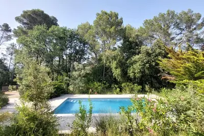 Image de La Maison Du Bonheur, piscine, calme, vignobles, oliveraie, lavandes et cigales.