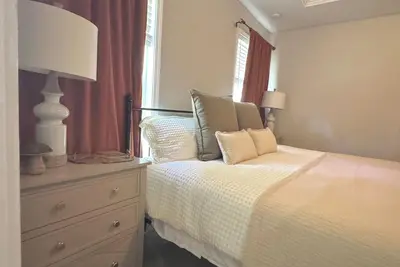 Image de Charming 4-bedroom home 12 mins to beaches and downtown