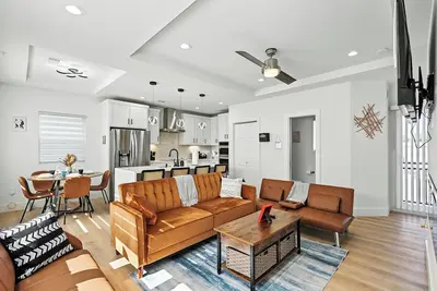 Image de 4story Townhome w/ Rooftop View at Bishop Arts 10 min from Downtown Dallas