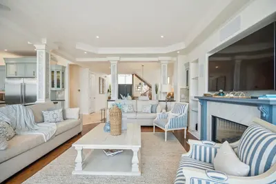 Image de Lakeside Villa – Luxury Waterfront Retreat with Skyline Views