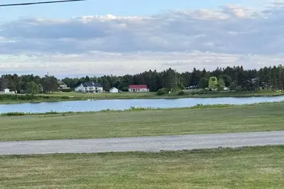Image de Cozy cottage with water view