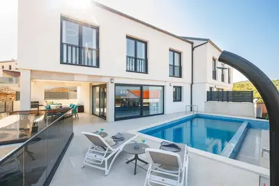 Image de Maison de vacances avec la piscine Vrbnik, Krk (K-24519)