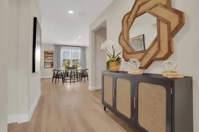 Image de Terrific 5-bedroom home in Lathrop. Former model home. Tastefully furnished.