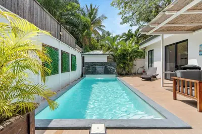 Image de Stylish Modern Home with a Tranquil Outdoor Oasis, Spacious Open Floor Plan, and