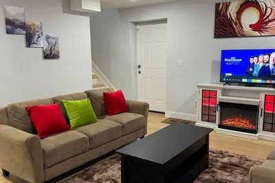 Image de Step into Serenity 3-bedroom apartment Entrance is on the side of the building.