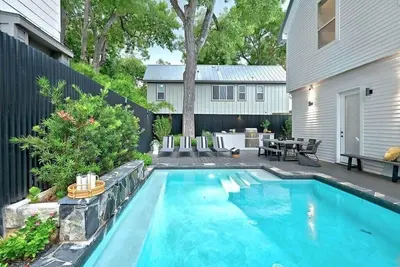 Image de Stylish Home, near Downtown | Heated Pool